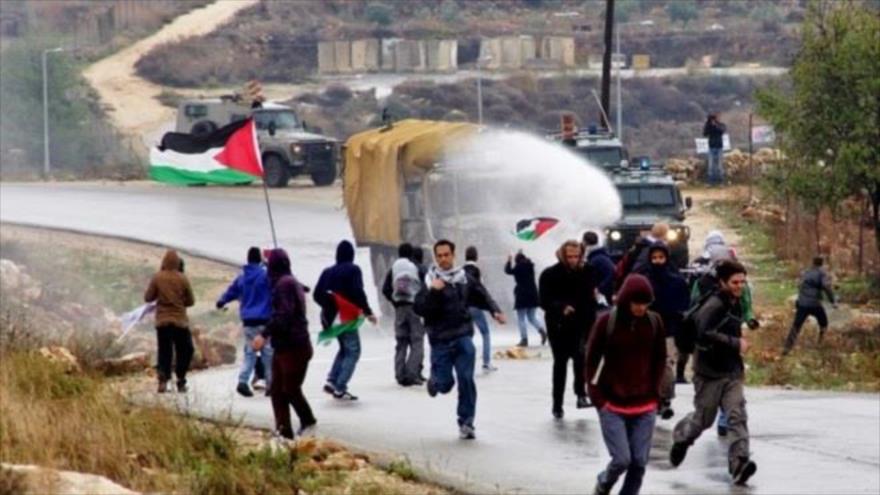 Soldats israéliens réprimé des marches pacifiques des Palestiniens