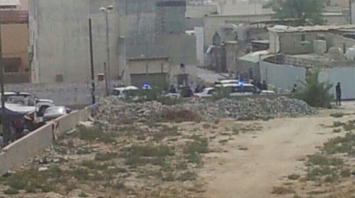 Bahrain - Regime forces surrounds largest Shiite Mosque, confiscate speakers and political banners