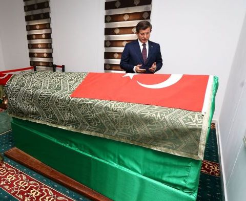 بالصور/ زيارة اوغلو لضريح سليمان شاه خطوة استفزازية وخطيرة