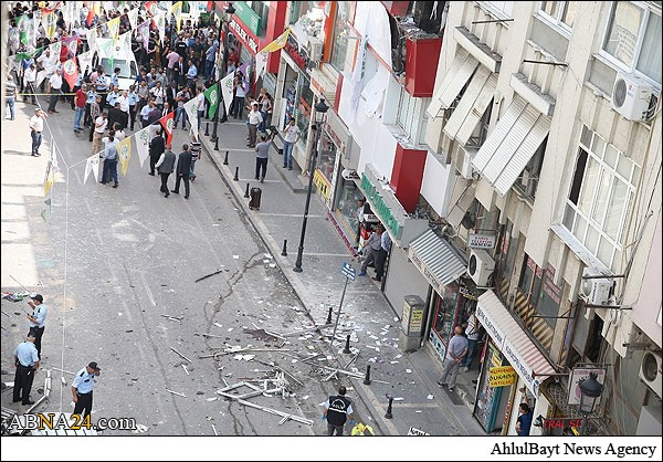 بالصور / انفجاران في مقرين لحزب الشعب في تركيا