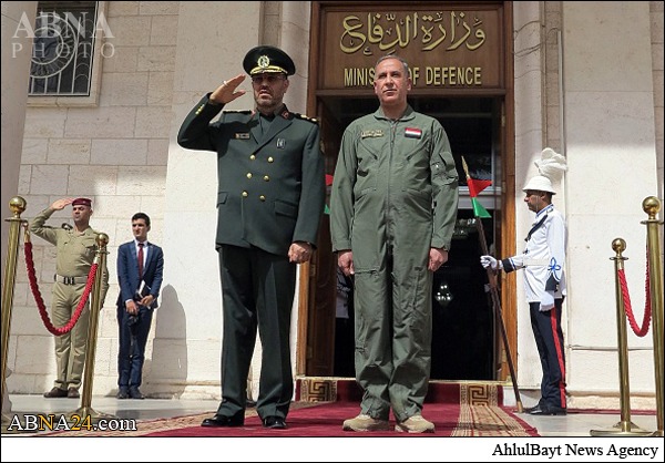 بالصور / وزير الدفاع العراقي يستقبل نظيره الايراني في بغداد