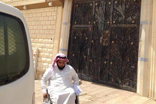 السعودية: اعتقال معاق بعد الحكم عليه بالسجن 18 شهراً والجلد 100 سوطاً لانتقاده “مستشفى”