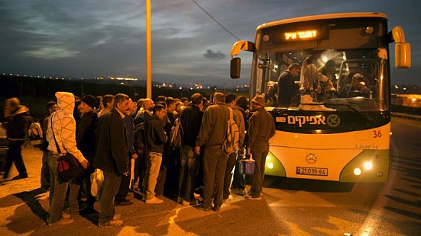 إسرائيل تمنع الفلسطينيين من ركوب الحافلات ذاتها مع الاسرائيليين