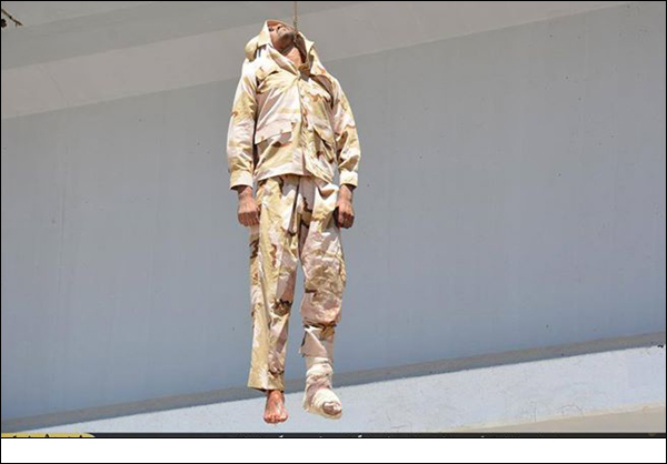 Photos: ISIS brutally hang Shiite soldier from bridge in Iraq