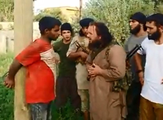 فيديو/ طريقة وحشية لداعش في قتل مواطن سوري بقذيفة "آر بي جي"
