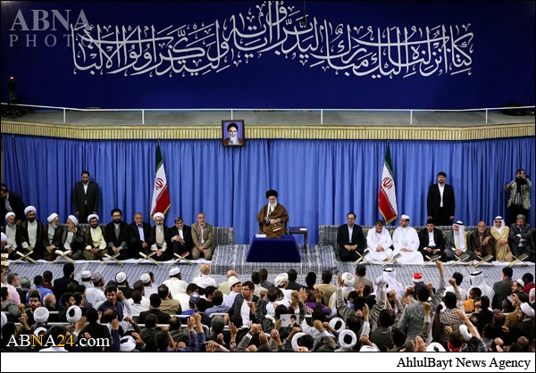 بالصور/ قائد الثورة الاسلامية لدى استقباله المشاركين والفائزين في المسابقات الدولية للقران الكريم