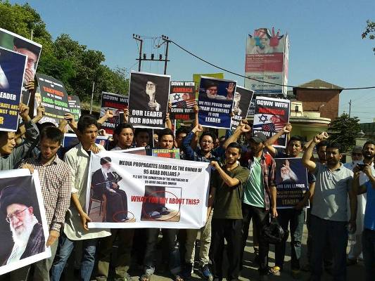 کشمیر میں امام خامنہ ای کے متعلق توہین آمیز خبر شائع کئے جانے کے خلاف سخت احتجاج