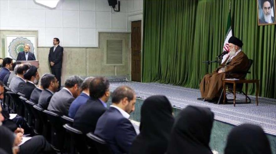 L'ayatollah Khamenei : Avec des capacités nationales peut résoudre la question nucléaire