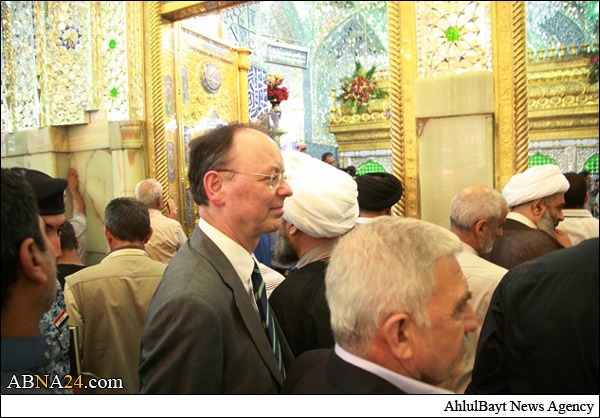 بالصور / السفير الألماني يزور مرقد الامام علي (ع) في النجف الأشرف 