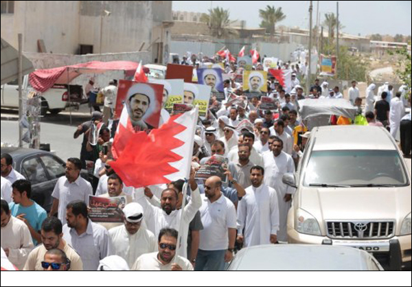 تظاهرة واسعة تنديدا بالاعتداء على مسجد الامام الحسين (ع)  وتطالب إطلاق سراح الشيخ علي سلمان