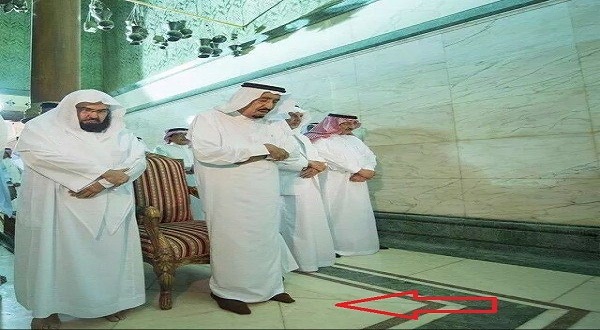 Kral Beytullah’ta Ayakkabı ile Namaz Kıldı! / Foto