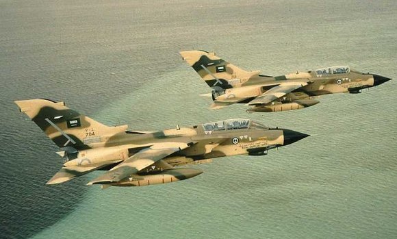 Artillería Antiaérea Iraquí Dispara contra Aviones Invasores de Caza Saudíes