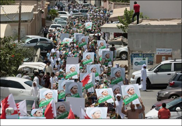 البحرينيون يواصلون تظاهراتهم احتجاجا باستمرار النظام في اعتقال الشيخ علي سلمان