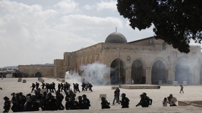 Extremist settlers, Israeli soldiers, storm al-Aqsa Mosque