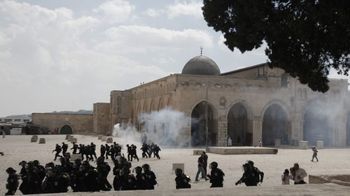Siedler und Polizisten stürmen Al Aksa Moschee