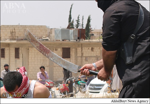 داعش يواصل جرائمه بقطع رأس مواطن سوري في حلب + صور
