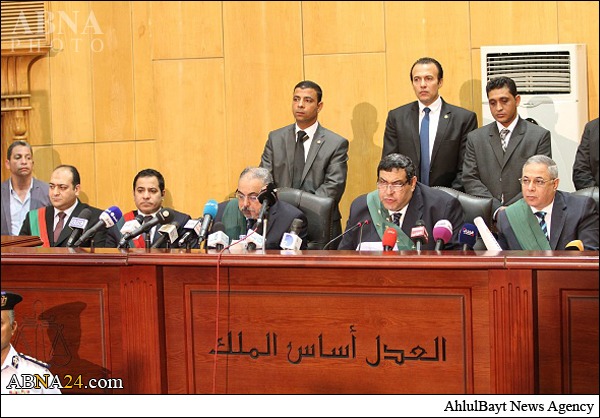بالصور /  مرسي وقيادات الاخوان اثناء صدور حكم الإعدام ضدهم من محكمة جنايات القاهرة