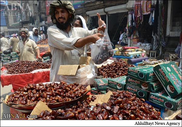بالصور/ أول أيام شهر رمضان المبارك في باكستان 