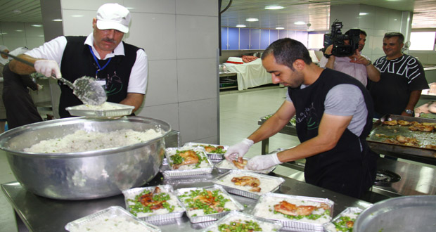 Photos: Initiative to feed daily 30 thousand displaced people during Ramadan in Syria