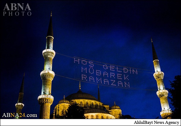 تقرير مصور / حدائق ومساجد اسطنبول تكتظ بالمفطرين في أول أيام شهر رمضان المبارك