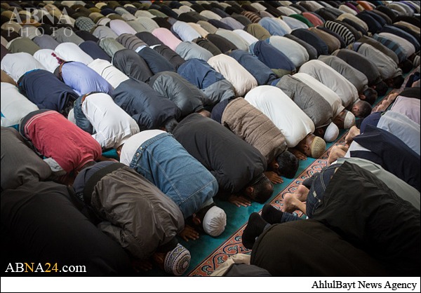 تقرير مصور / اول صلاة جمعة في شهر رمضان المبارك بمسجد في بريطانيا