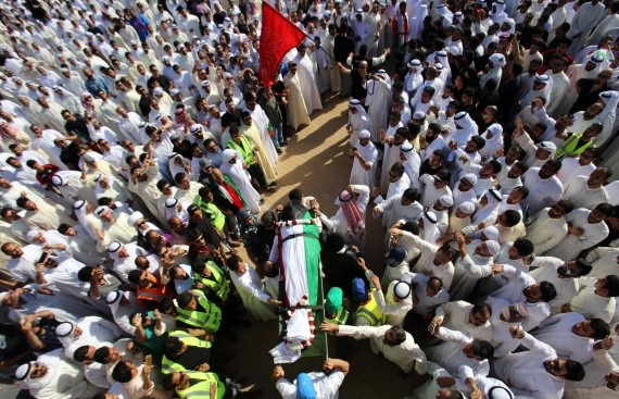 “Miles de Kuwaitíes han Participado en los Funerales de las Víctimas del Atentado Perpetrado por el Daesh en una Mezquita Shiíta