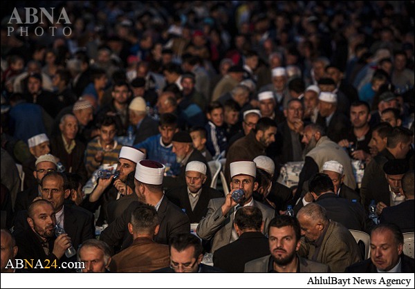 “Iftar de los Musulmanes de Kosovo Durante el Mes Santo de  Ramadán”