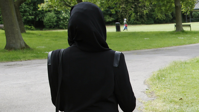 Englische Muslima von Autofahrerin beschimpft