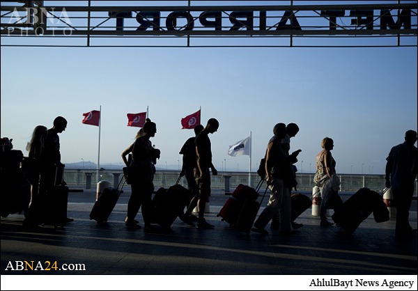 Photos: Tourists Leaving Tunisia in Masses