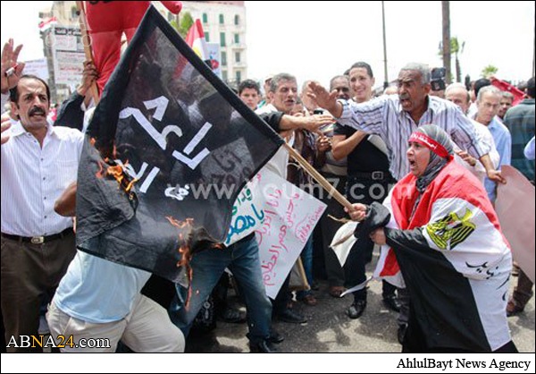 تقرير مصور/ مصريون يحرقون راية داعش ويطالبون بإعدام الإخوان 