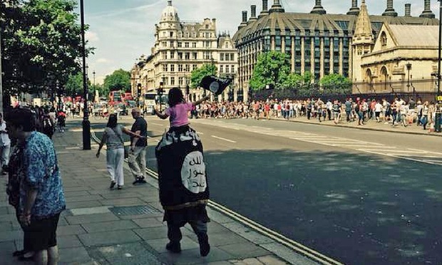 UK Police criticised for not arresting man carrying ISIS flag near parliament