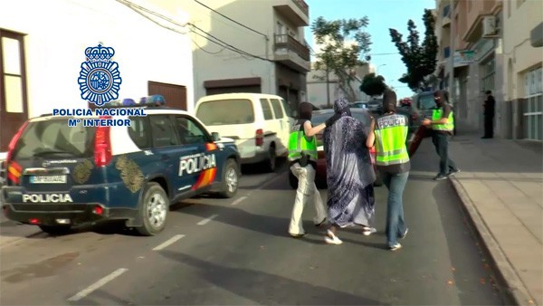 “Policía Española ha Arrestado a una Mujer Sospechosa de Reclutar a Niñas Menores de Edad para el Daesh” 