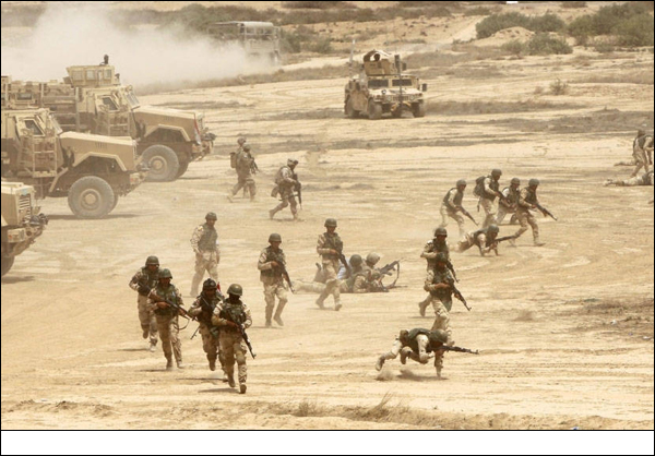 الحشد الشعبي بعد أن حاصر الفلوجة يبدأ قصف مواقع داعش تمهيدا لتحرير المدينة