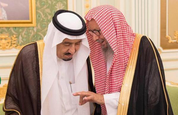 العاهل السعودي يُقرب رجل دين متهم بالطائفية و”أفسد القضاء”