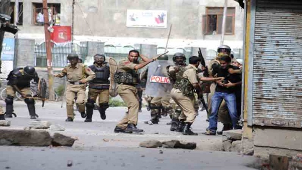 کشمیر: رکن پارلیمنٹ (نظیر احمد) کی گاڑی پر حملہ