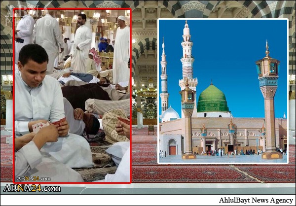 هتك حرمة المسجد النبوي الشريف في شهر رمضان المبارك بلعب "الورق"؛صور