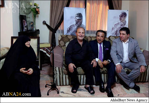 بالصور/ النائب الكويتي عبد الحميد دشتي يزور والد القائد الشهيد عماد مغنية 
