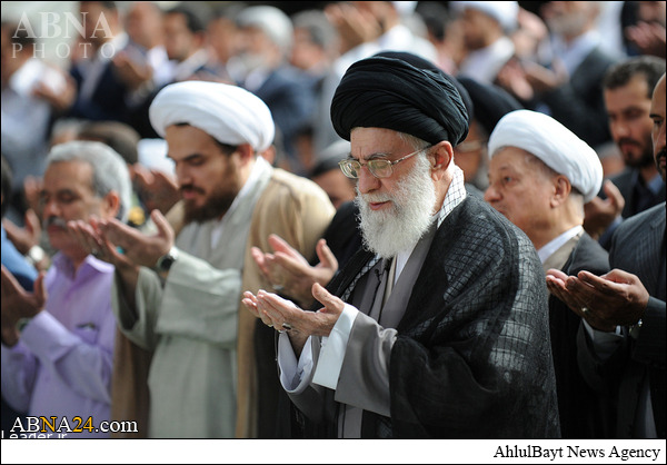 بالصور/ صلاة عيد الفطر بامامة قائد الثورة في طهران
