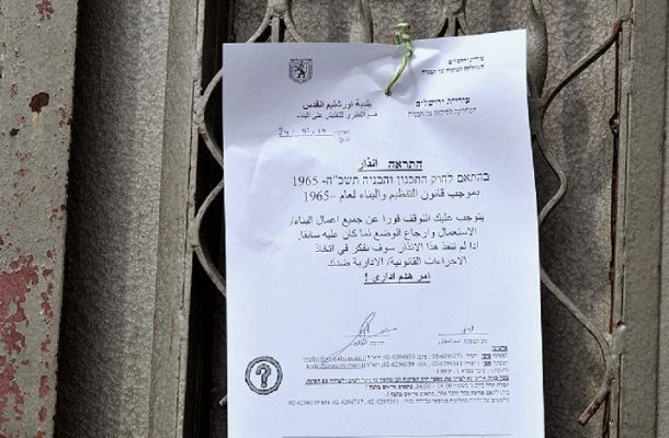 Israeli soldiers distributes notices to stop construction of houses in al-Khalil