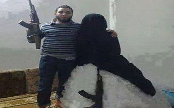 فتاة تقطع رأس عريسها الداعشي بعد ساعة من الزفاف