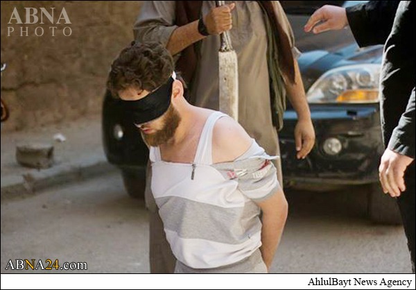 داعش يرتكب جريمة ويصلب مواطنا في ديرالزور بعد قطع رأسه +صور 