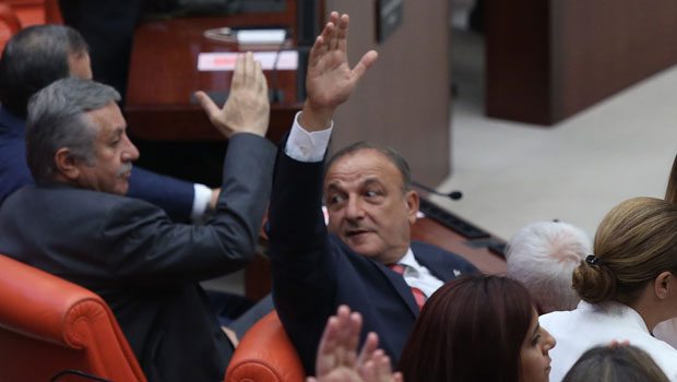 MHP'den 'Haydi Beyler El Atın AKP Zorda' Hamlesi 