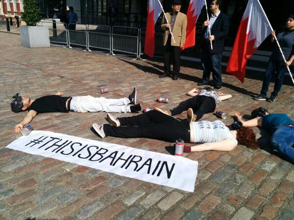 “Activistas Bahreiníes se Congregaron Frente a la Embajada de su país en Londres para Condenar la Violación de los DDHH” 