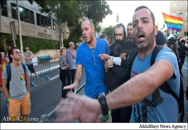 مستوطن متشدد يطعن 6 بهجوم على مسيرة للمثليين بالقدس + صور