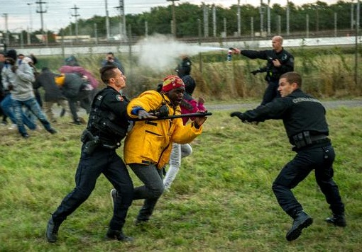 “La Policía de Francia Trató de Dispersar a Alrededor de 200 Refugiados con un Producto Químico” 