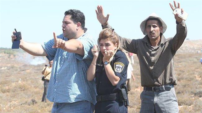 Palestinians protect Israeli female police from stone-throwing group of Jewish settlers 