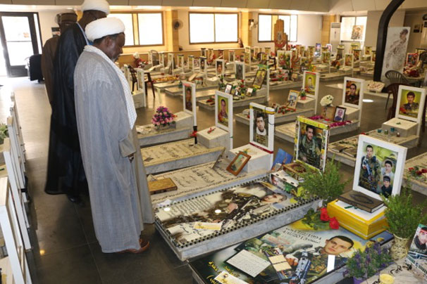 Senior Nigerian Shia scholar 'Sheikh Zakzaky' pay tribute to the Lebanese Hezbollah Resistance's martyrs / Pics