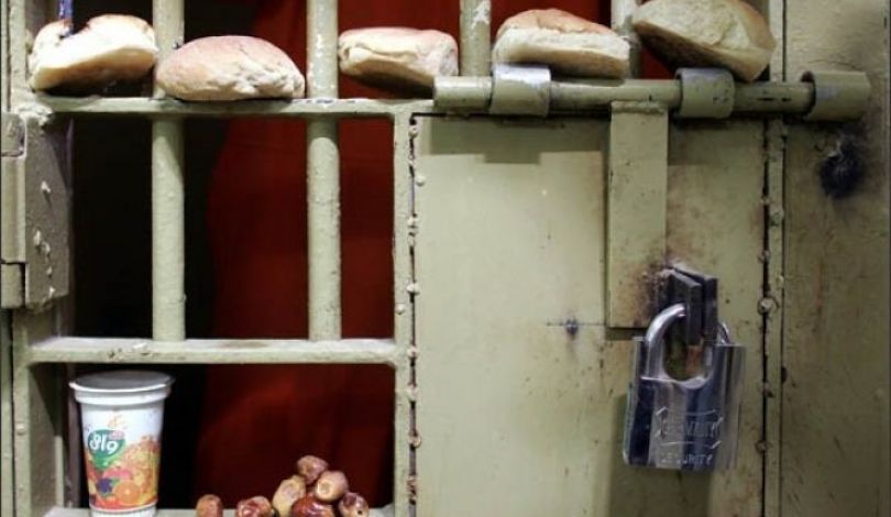 120 أسيرا يضربون عن الطعام في سجن "نفحة"