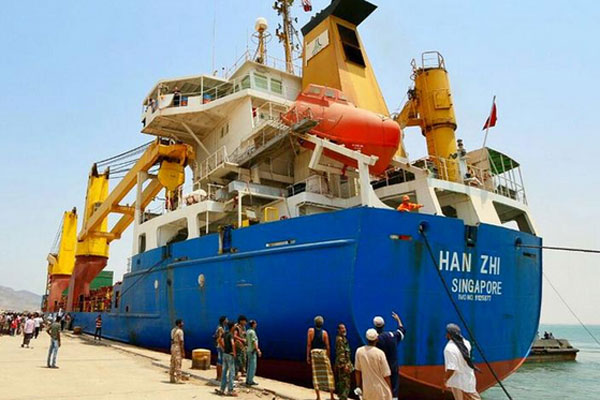 Yemen's fugitive ex-president Mansur Hadi diverts aid ships from the Houthi and popular committees to loyalist areas