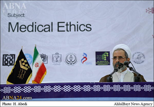 “Invitados del 8º Congreso Intl. de Médicos Musulmanes del Mundo Visitan la Escuela Imam Jomeini (R.a) en Qom”